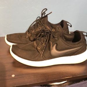 Black and white Nike Roshe’s